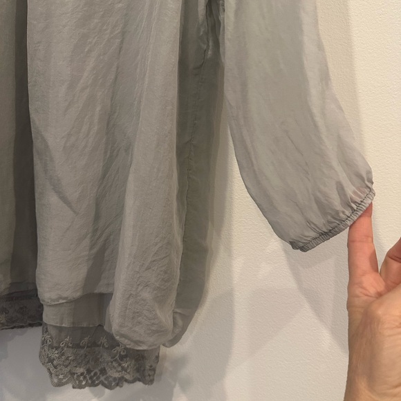 Italian made 100% silk light grey tunic/blouse w lace trim S - Picture 2 of 6